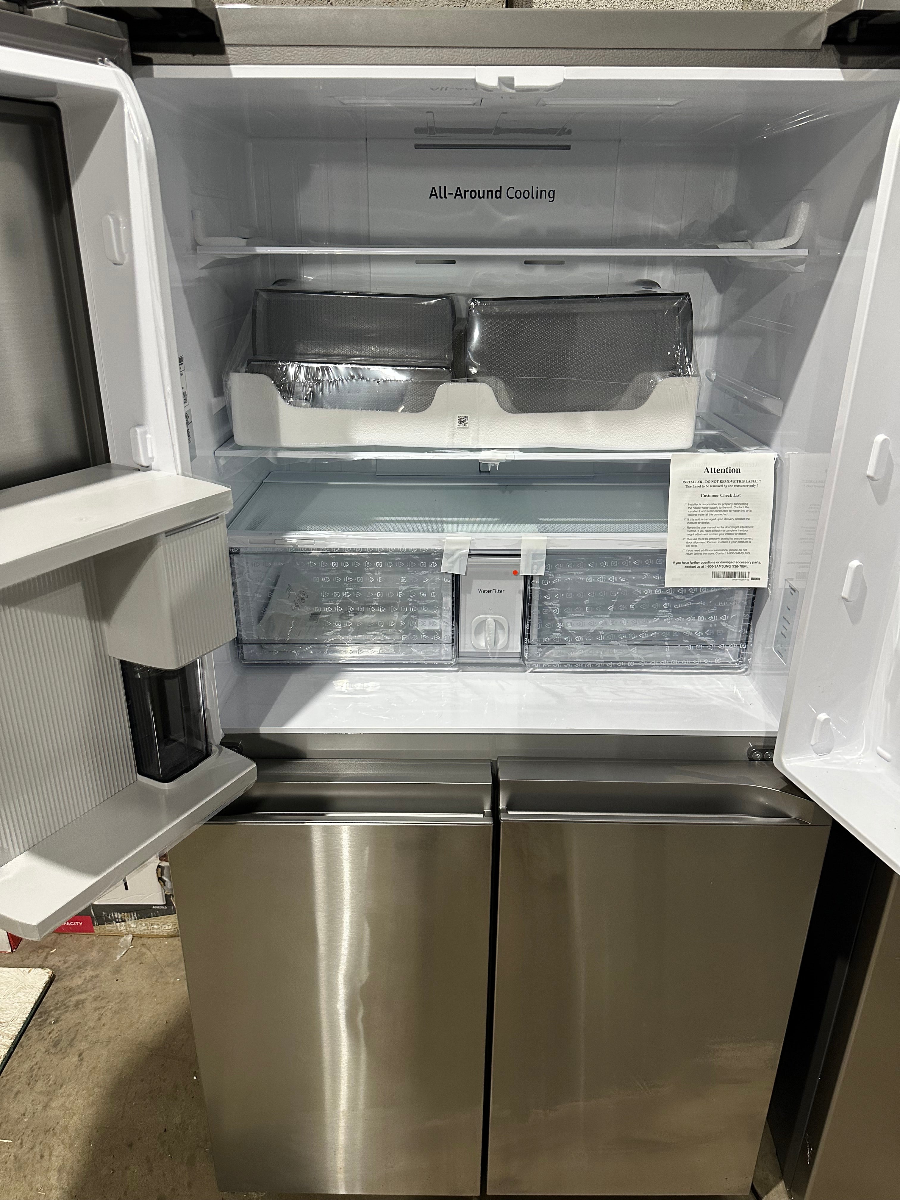 SAMSUNGBespoke 23 cu. ft. Counter Depth 4-Door Flex™ Refrigerator with Beverage Center™ & Customizable Door Panels in Stainless Steel