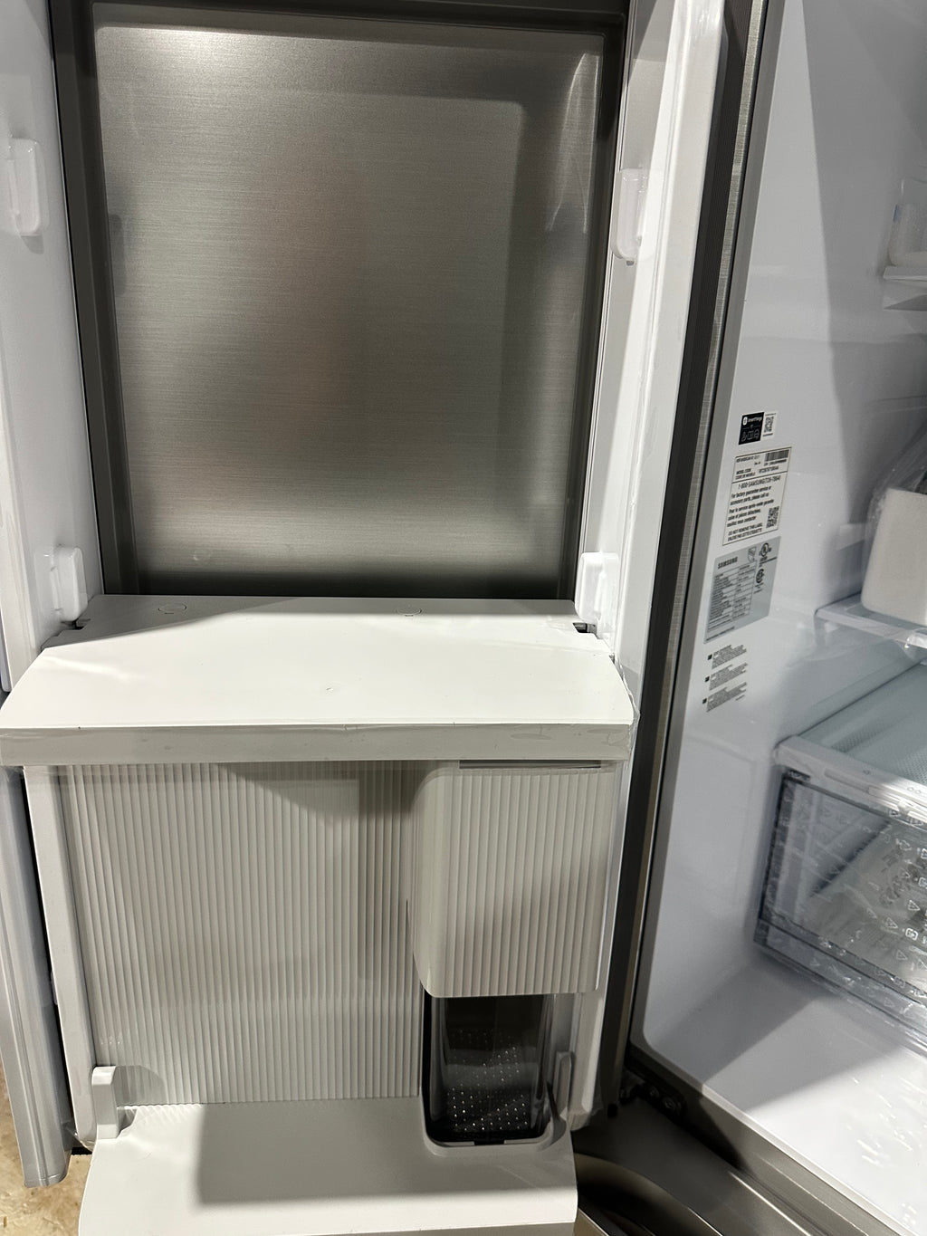 SAMSUNGBespoke 23 cu. ft. Counter Depth 4-Door Flex™ Refrigerator with Beverage Center™ & Customizable Door Panels in Stainless Steel