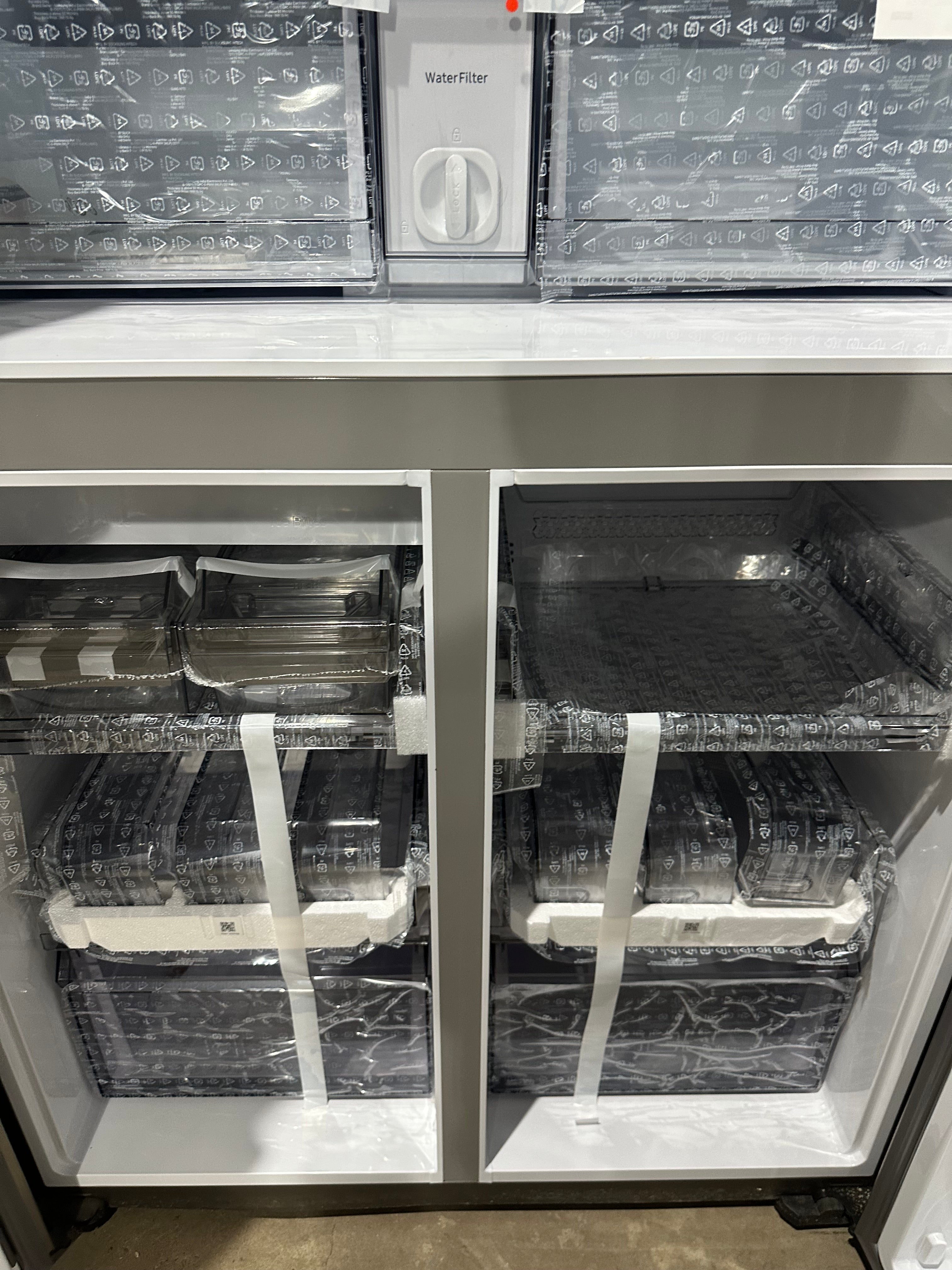 SAMSUNGBespoke 23 cu. ft. Counter Depth 4-Door Flex™ Refrigerator with Beverage Center™ & Customizable Door Panels in Stainless Steel