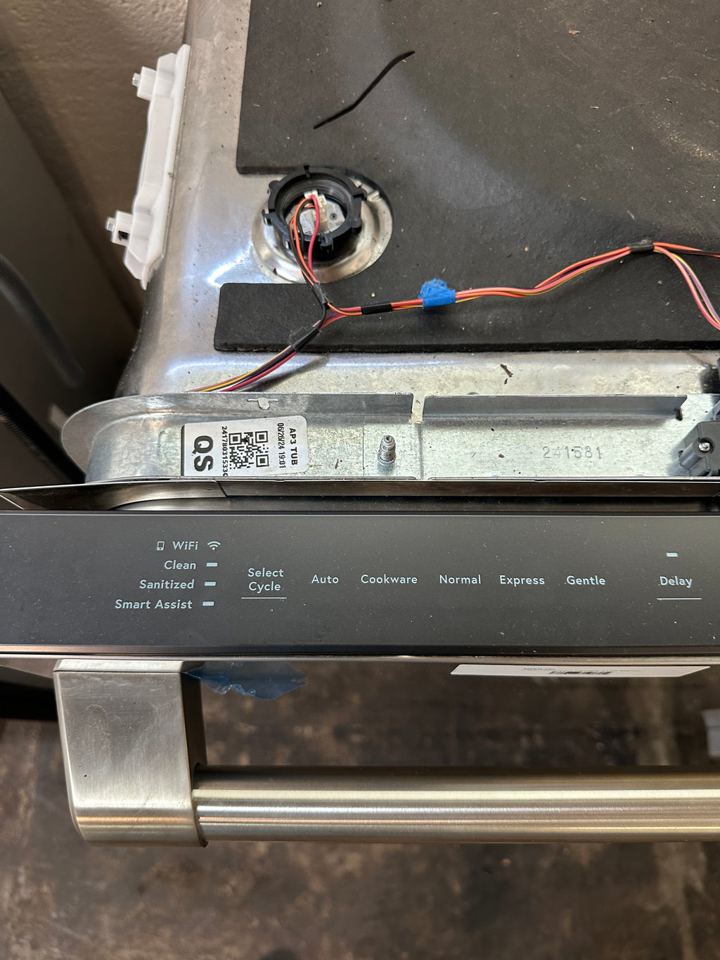 CAFÉ™ CustomFit ENERGY STAR Stainless Interior Smart Dishwasher with Ultra Wash Top Rack and Dual Convection Ultra Dry, LED Lights, 39 dBA