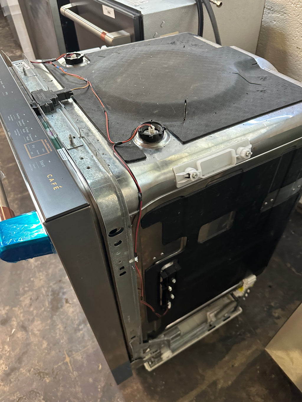 CAFÉ™ CustomFit ENERGY STAR Stainless Interior Smart Dishwasher with Ultra Wash Top Rack and Dual Convection Ultra Dry, LED Lights, 39 dBA