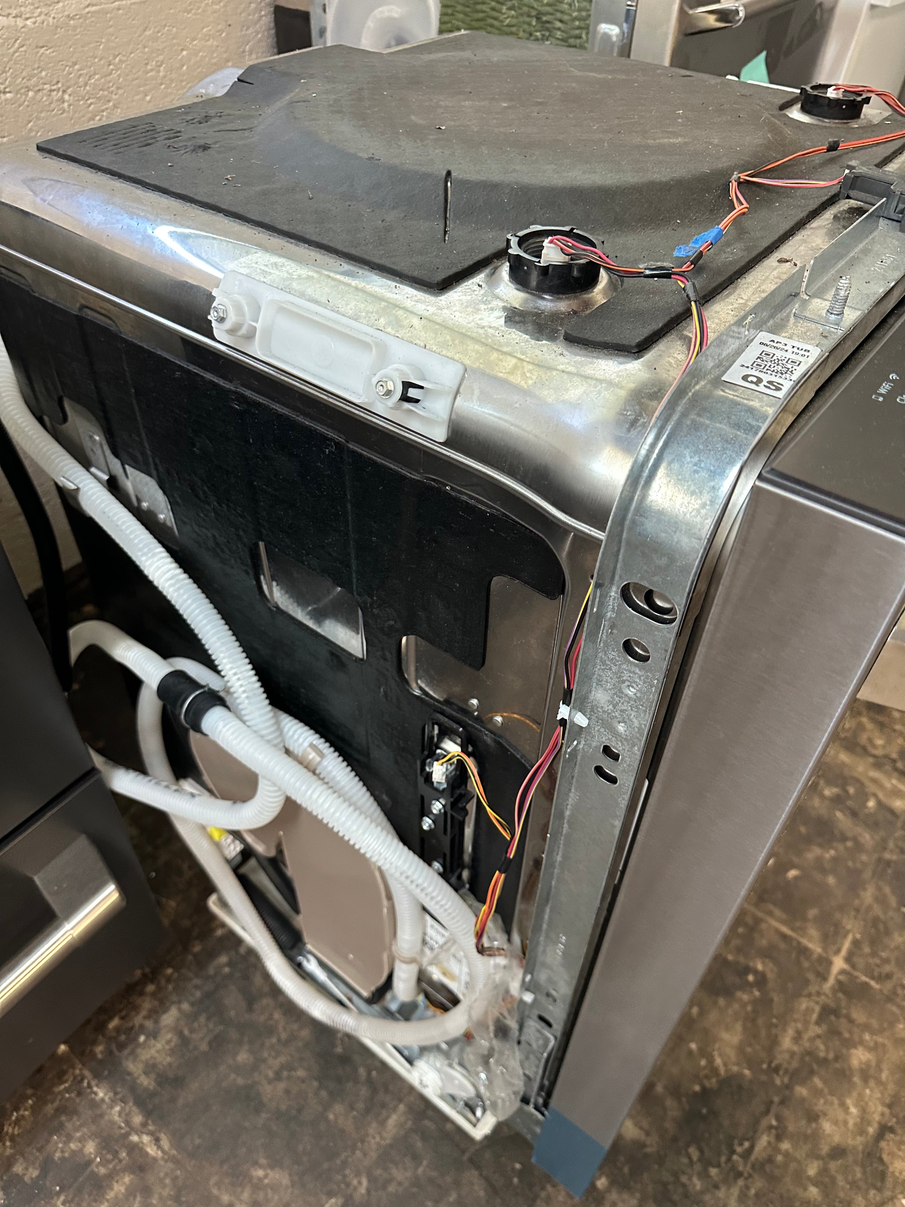 CAFÉ™ CustomFit ENERGY STAR Stainless Interior Smart Dishwasher with Ultra Wash Top Rack and Dual Convection Ultra Dry, LED Lights, 39 dBA