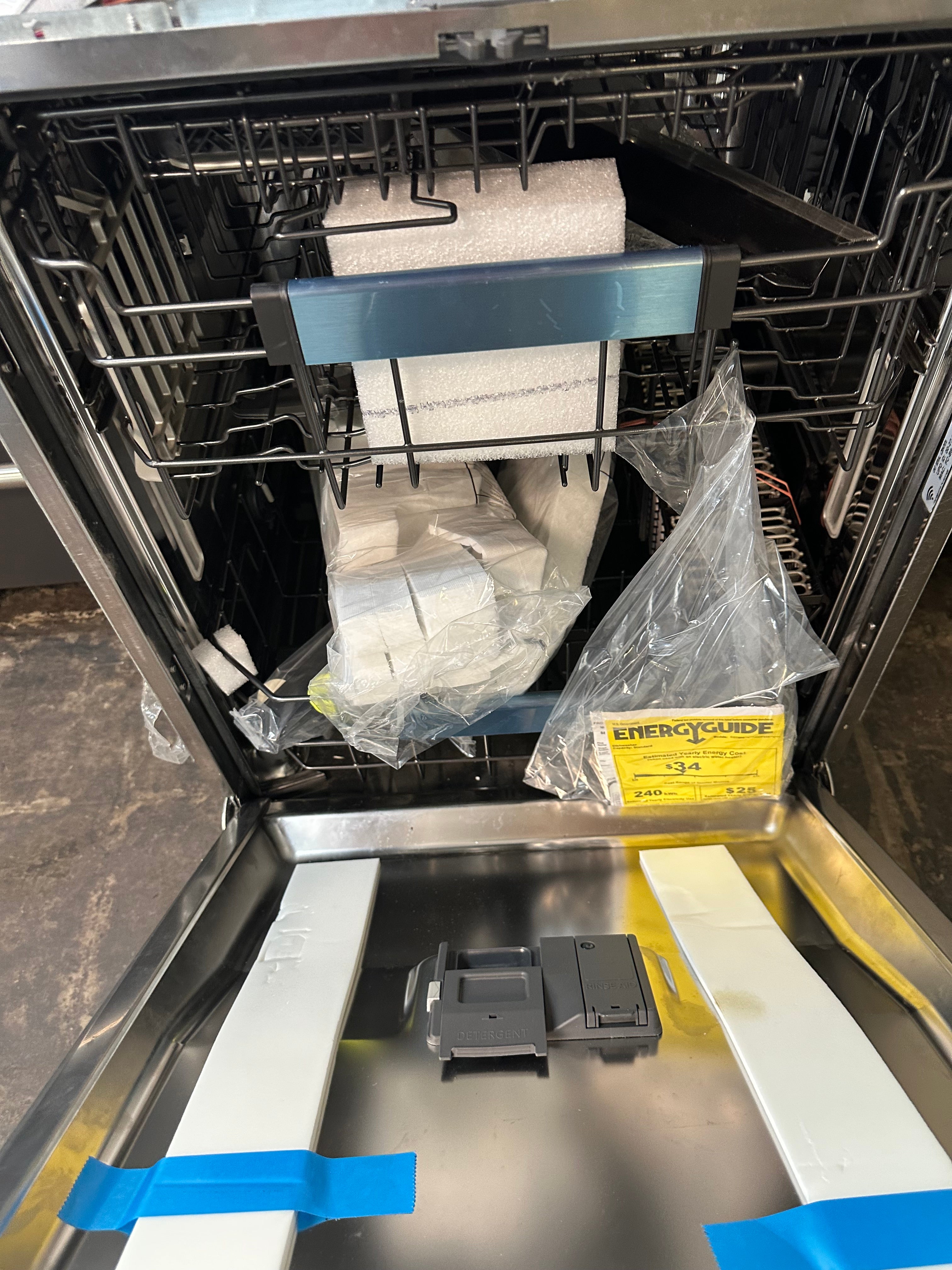 CAFÉ™ CustomFit ENERGY STAR Stainless Interior Smart Dishwasher with Ultra Wash Top Rack and Dual Convection Ultra Dry, LED Lights, 39 dBA