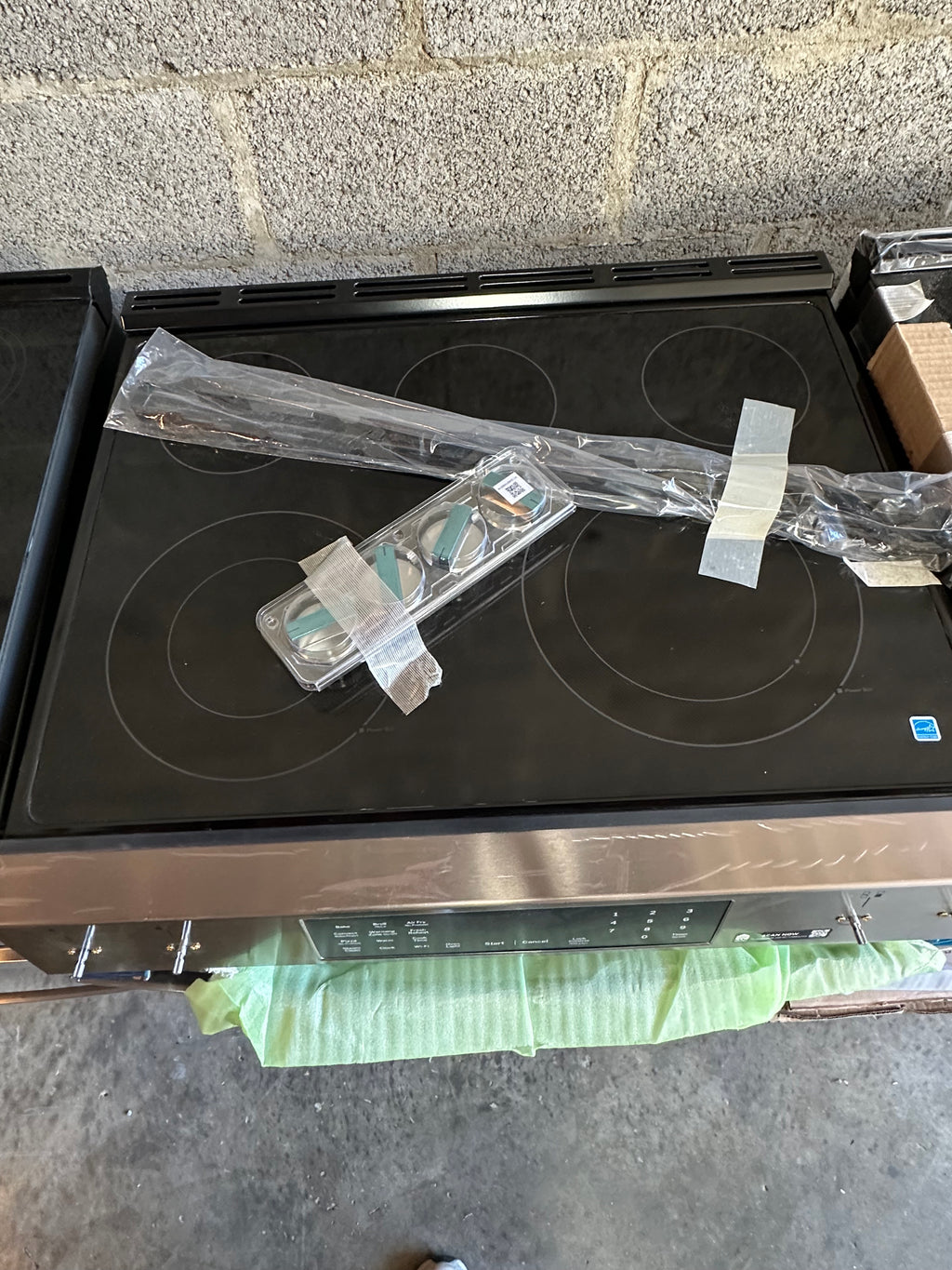 GE® ENERGY STAR® 30" Slide-In Electric Convection Range with No Preheat Air Fry and EasyWash™ Oven Tray  Model #: GRS600AVFS