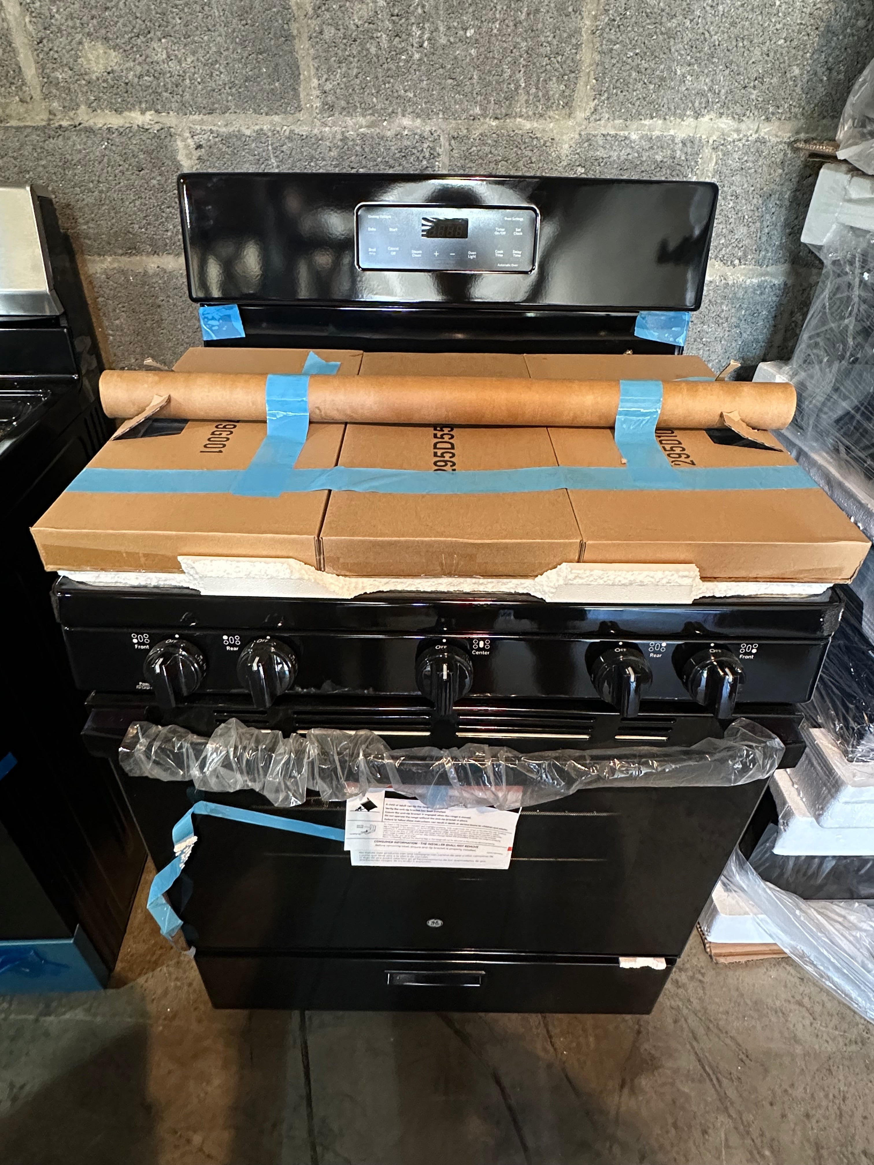 GE® 30" Free-Standing Gas Range  Model #: JGBS66DEKBB